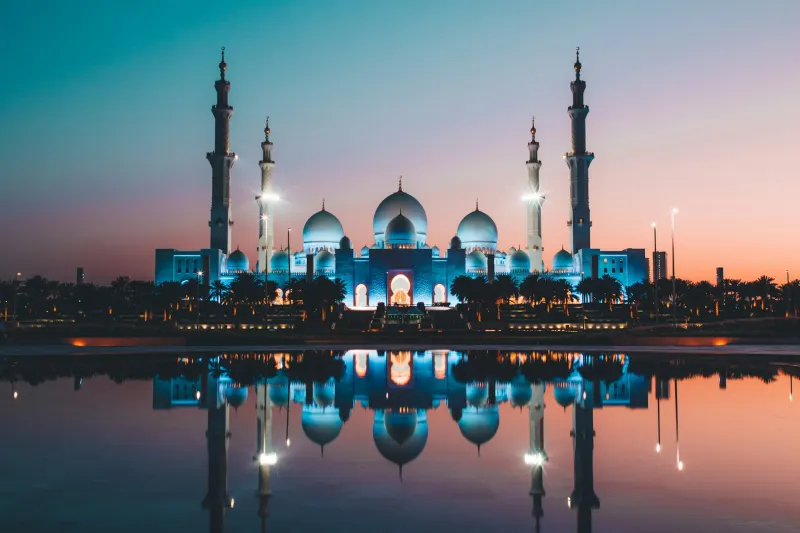 Sheikh Zayed Grand Mosque reflected in the water at dusk on an Abu Dhabi city tour
