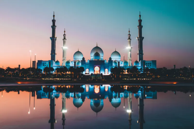 Sheikh Zayed Grand Mosque in Abu Dhabi on a private half day city tour